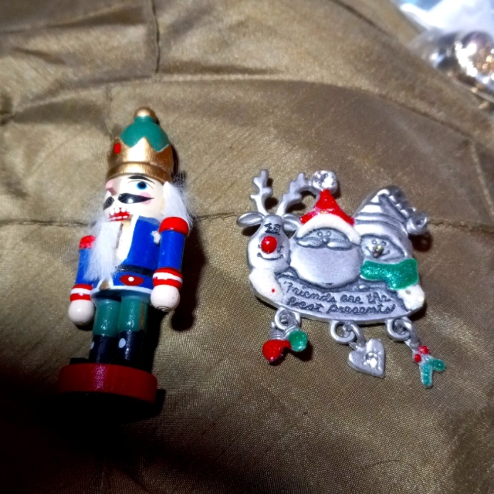 L-6 lot 2 x-mas brooches